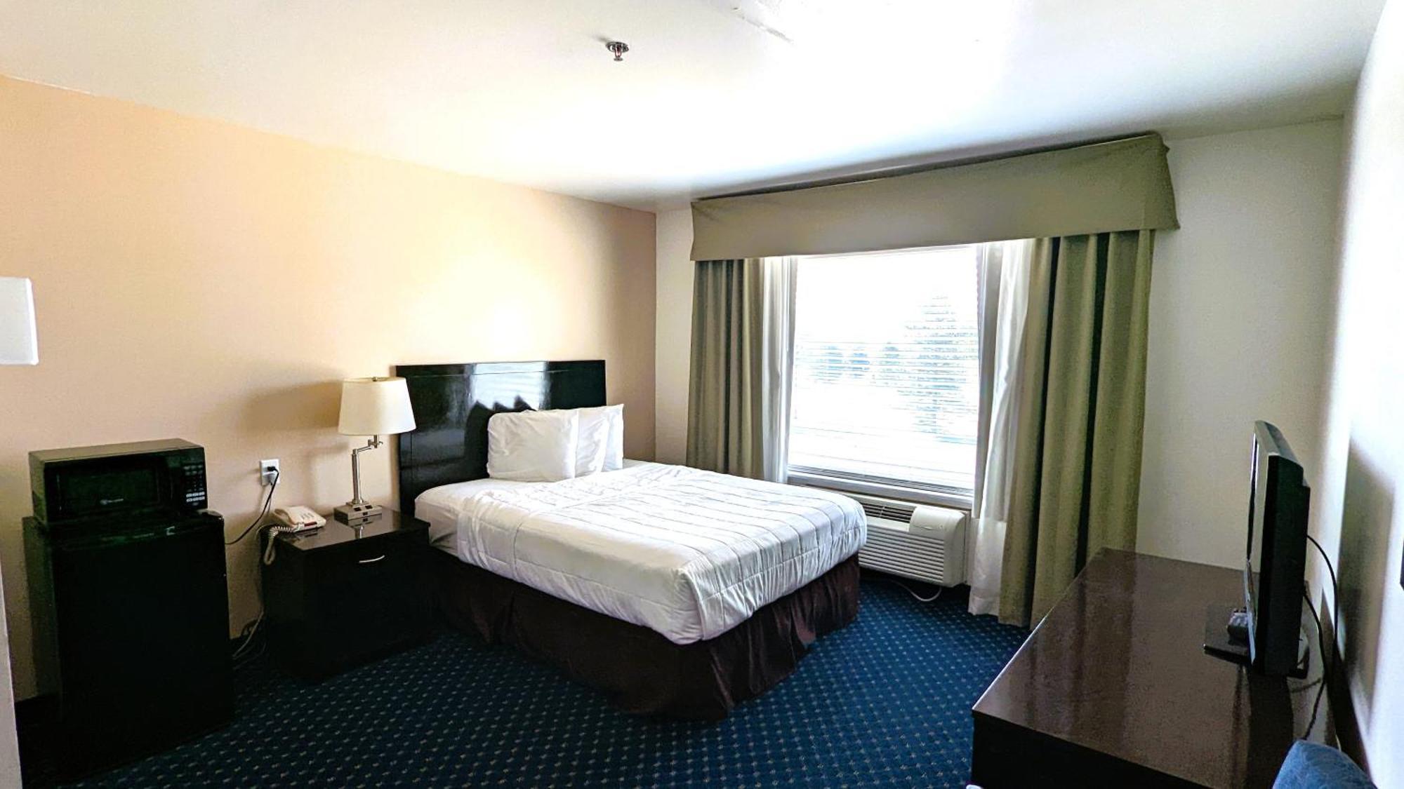 Fairbridge Inn & Suites Canadian Exterior foto